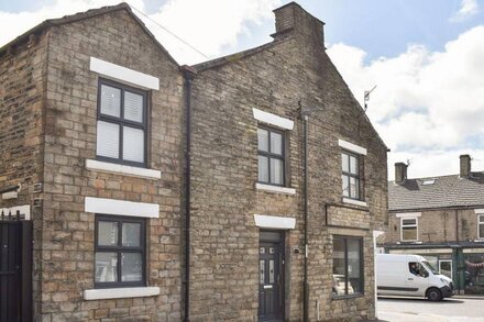 2 bedroom accommodation in Glossop