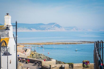 Idyllic retreat with sea views and spacious terrace overlooking Lyme Bay