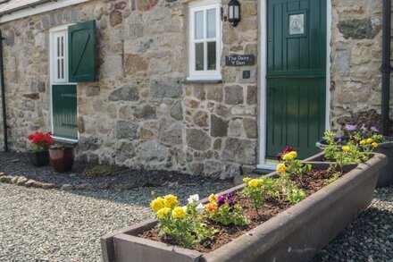 NO 3 THE DAIRY, pet friendly, with open fire in Llannerch-Y-Medd