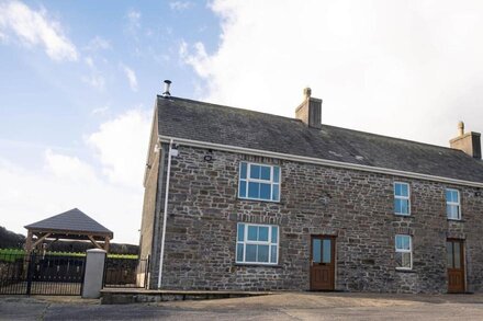 Castell Y Waun , Traditional Farmhouse With Hot Tub