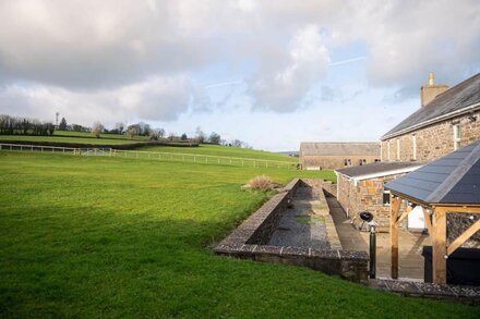 Castell Y Waun , Traditional Farmhouse With Hot Tub