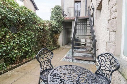 FLAT 1 KENTHOLME, family friendly, with a garden in Grange-Over-Sands