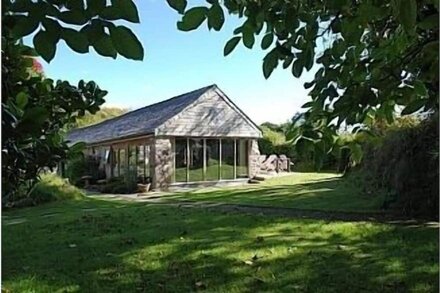 Kerriers Barn, Natural, Peaceful, Private hot tub, Mid Cornwall