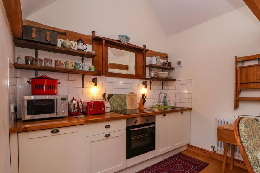 WREN COTTAGE, romantic, character holiday cottage in Church Stretton