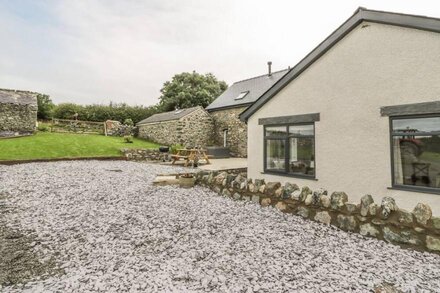 STORWS, family friendly, character holiday cottage in Pentraeth