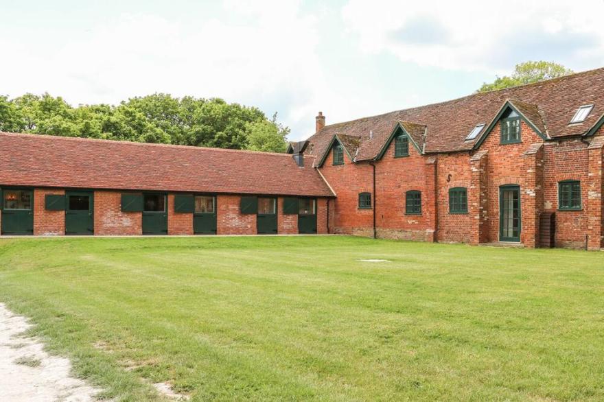 BUCKHOLT STABLES, Pet Friendly, With Hot Tub In West Tytherley