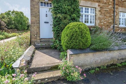 WREN COTTAGE, pet friendly in Uppingham