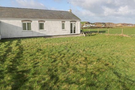 HAPPY DAZE, family friendly, country holiday cottage in Morfa Nefyn