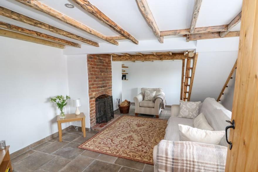 DUCK POND COTTAGE, Pet Friendly, With Open Fire In Long Sutton