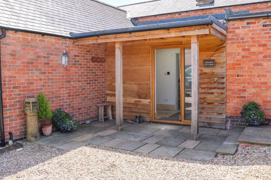 GROOMS COTTAGE, pet friendly, character holiday cottage in Uppingham