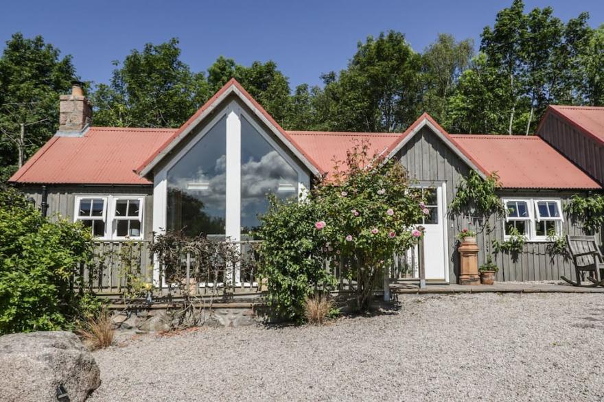 DRUMHEAD BOTHY, Pet Friendly, Character Holiday Cottage In Aboyne