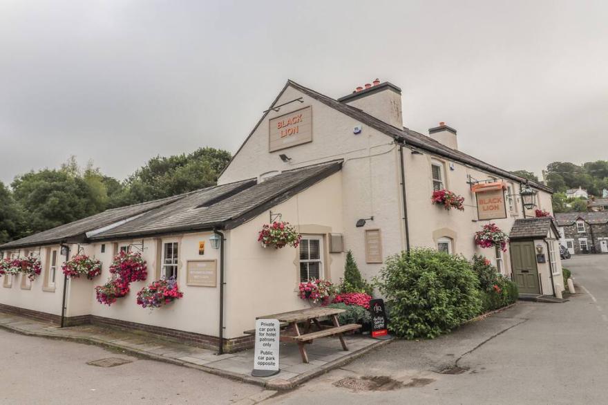 DOVE COTTAGE, pet friendly, with open fire in Llanfair Talhaiarn