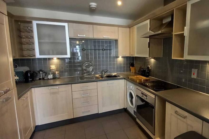 Stunning & Vibrant City Centre Apartment With FREE Parking