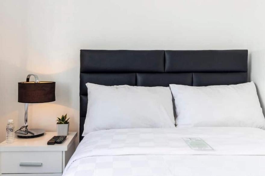 Luxury apartment that offers amazing views of the beautiful London city sky line