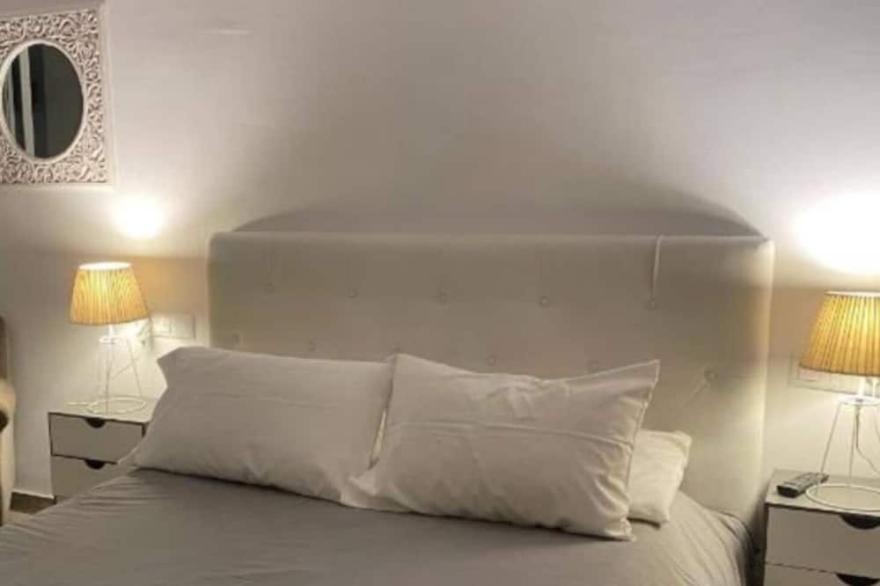 Luxury apartment that offers amazing views of the beautiful London city sky line