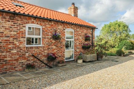 THE BARN AT ORCHARD FARM, character holiday cottage in York