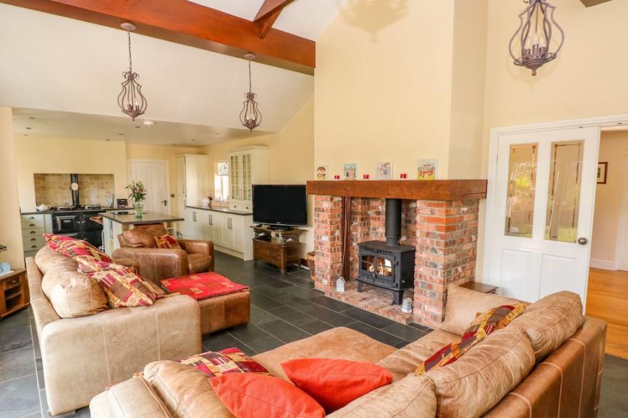 1 HOMECROFT BUNGALOWS, pet friendly, with open fire in Saundersfoot