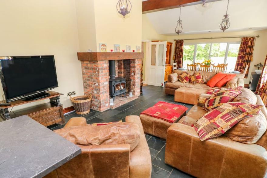 1 HOMECROFT BUNGALOWS, pet friendly, with open fire in Saundersfoot