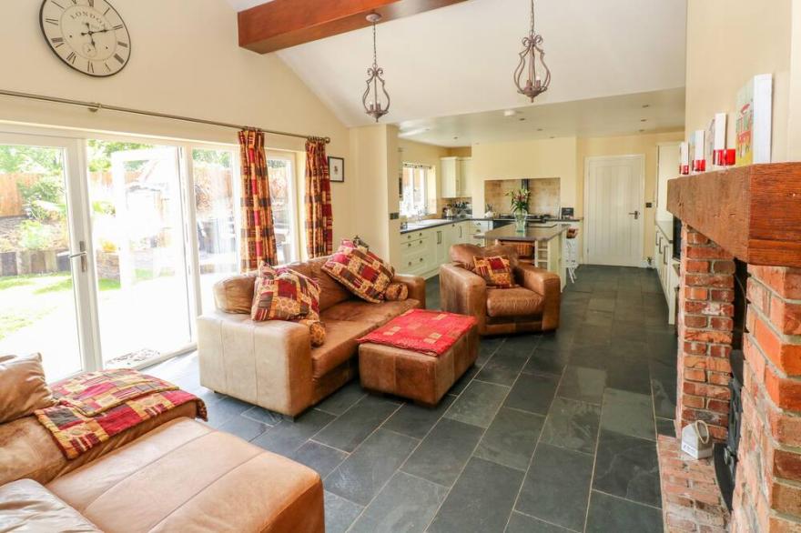1 HOMECROFT BUNGALOWS, pet friendly, with open fire in Saundersfoot