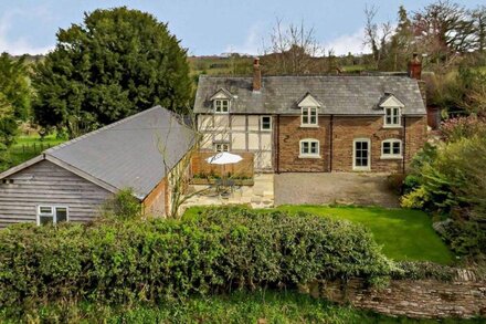 Lovely Rural Period Property, sleeps 8