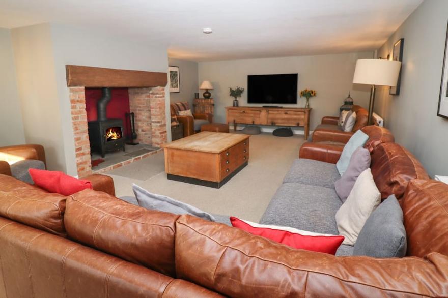 HALL FARM, Pet Friendly, Luxury Holiday Cottage, With Pool In Lincoln
