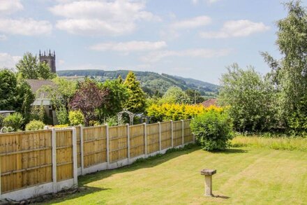 THE LITTLE HOUSE, pet friendly, with open fire in Ludlow