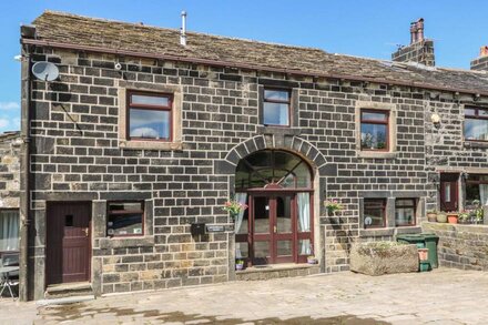 SHOEBROAD BARN, pet friendly, with open fire in Todmorden