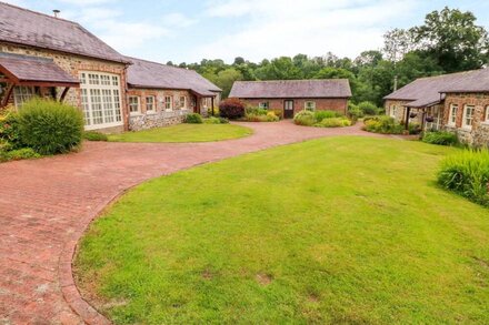 TAF COTTAGE, pet friendly, with hot tub in Llandeilo