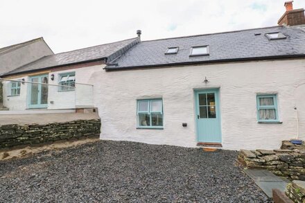 Y BEUDY, romantic, with hot tub in Newport, Pembrokeshire