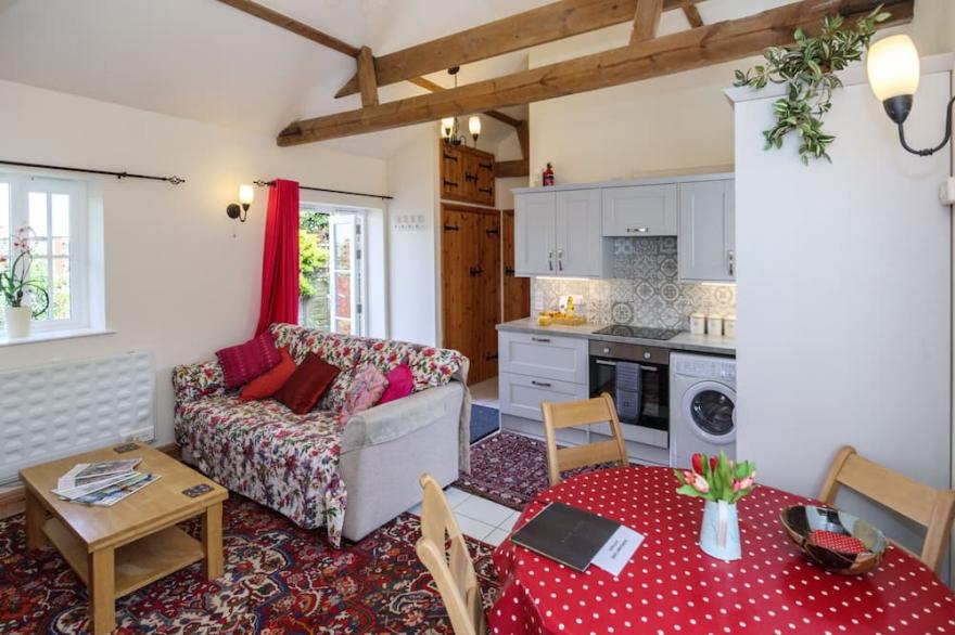 YORK, THORGANBY FARM COTTAGES,YORK /SELF CATERING ,FAMILY & PET FRIENDLY.PARKING