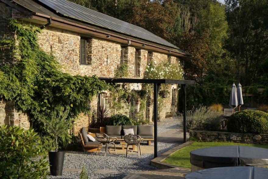 Beautiful converted barn, a retreat for families and friends to enjoy!