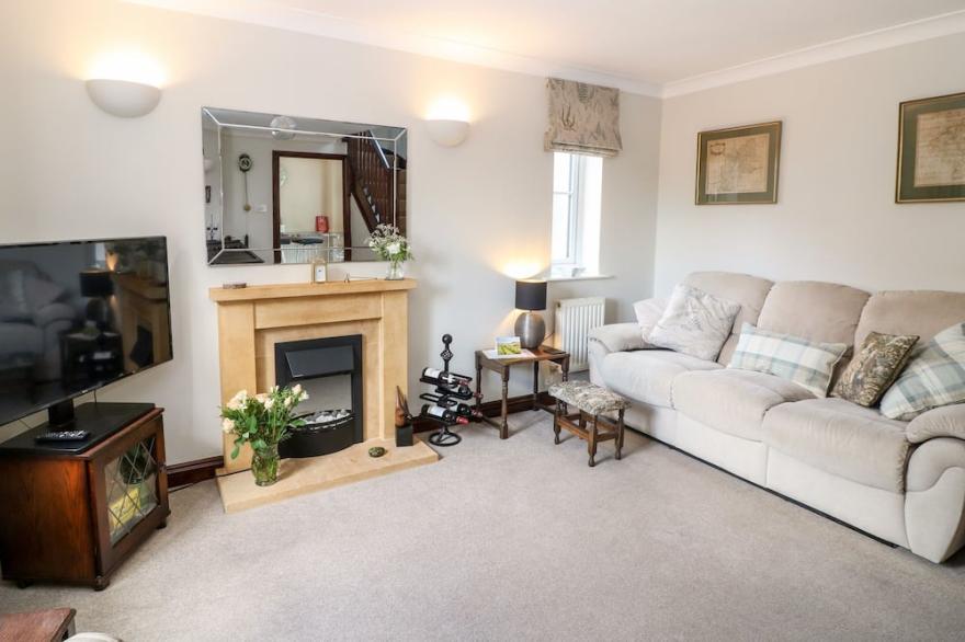 OAKMEAD, pet friendly, with a garden in Moreton-In-Marsh