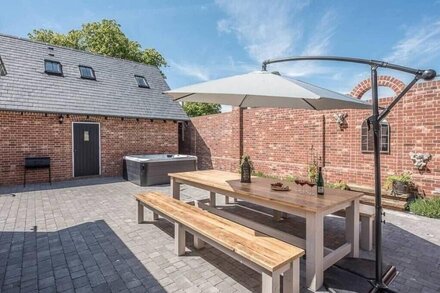 Chapel Cottage, Hadleigh - with Hot Tub