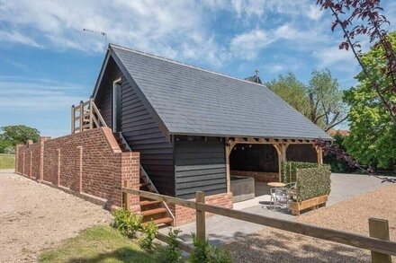 Geoff's Rest with Hot Tub, Pond Hall Farm, Hadleig