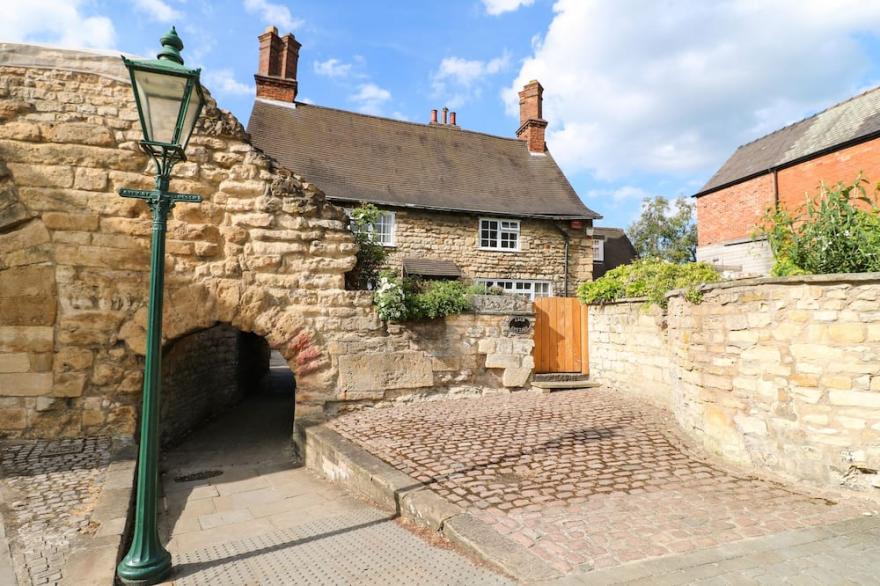 ARCH COTTAGE, Family Friendly, Character Holiday Cottage In Lincoln