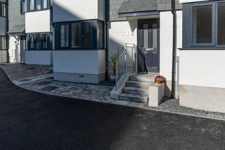 Stylish town house. Moments to the sea. Sleeps 4+2