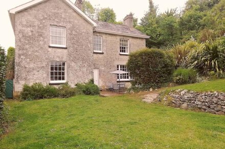 ROCK FARM, pet friendly, country holiday cottage in Beer