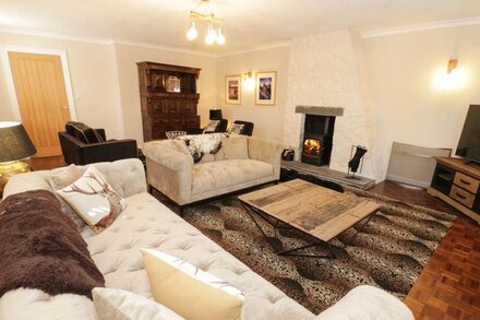 COED DERW ISAF, pet friendly, luxury holiday cottage in Betws-Y-Coed