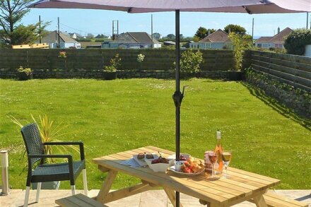 Spacious Converted Barn near Porthleven & coast, parking & garden