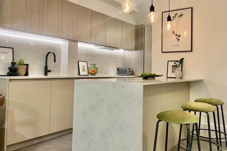 2 bed penthouse apartment- 5 mins from Queens Park tube