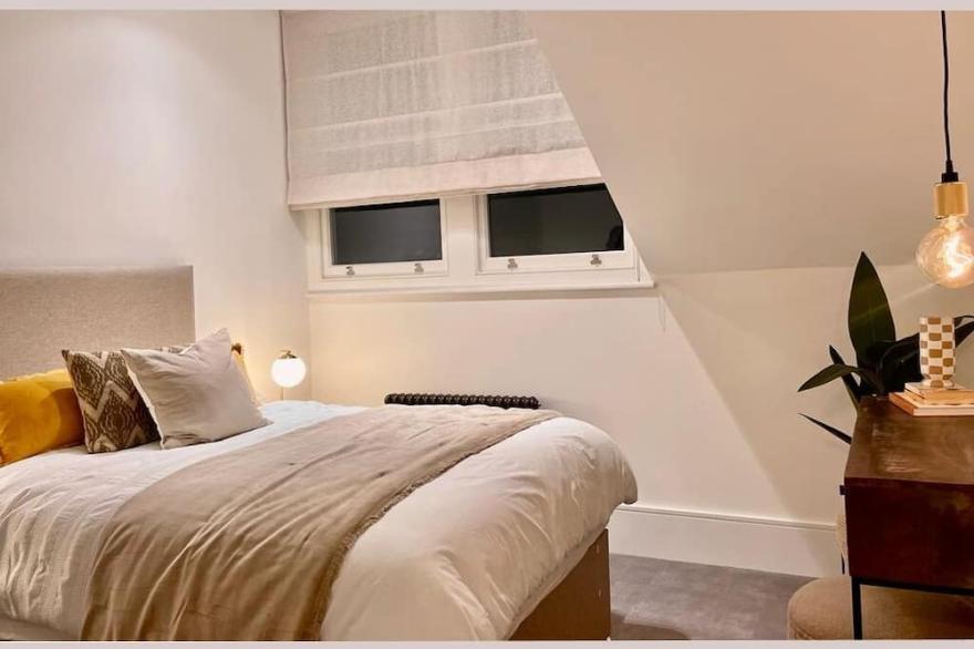 2 bed penthouse apartment- 5 mins from Queens Park tube