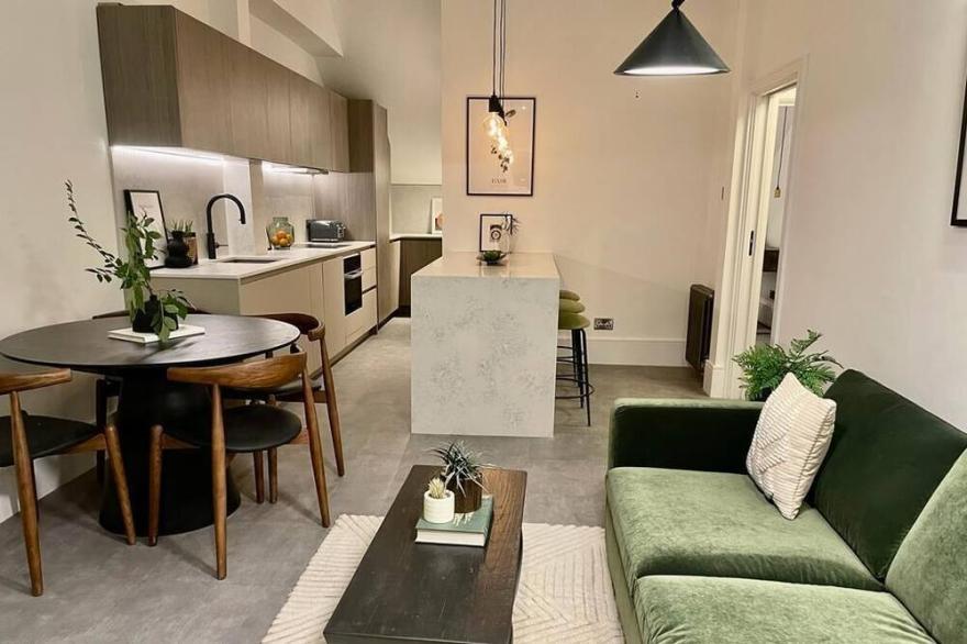 2 bed penthouse apartment- 5 mins from Queens Park tube
