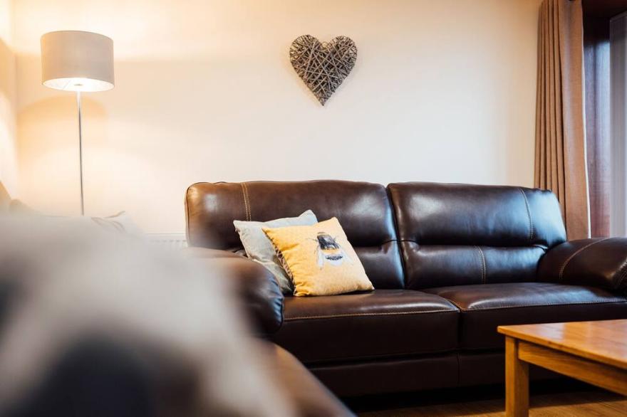 THE BARN, pet friendly, with hot tub in Gatehouse Of Fleet