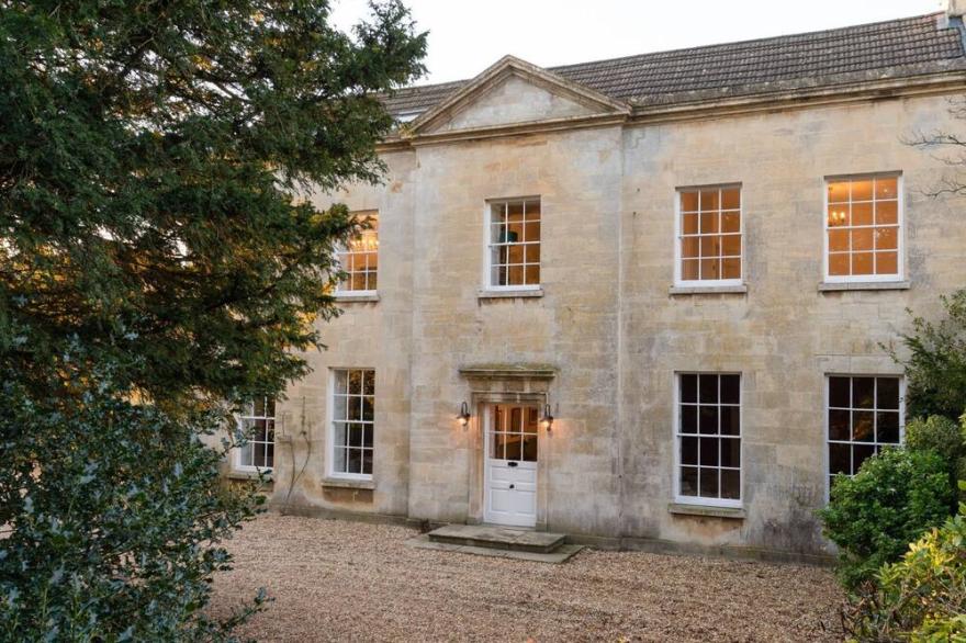 Leonard Stanley House, nr Stroud - sleeps 18 guests in 9 bedrooms