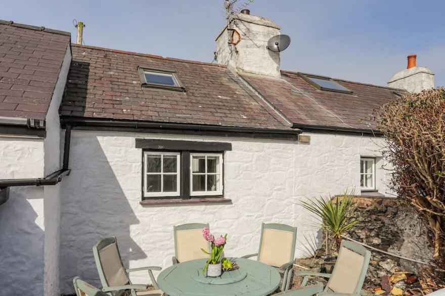 FRIARS, pet friendly, with open fire in Llanfair-Yn-Neubwll