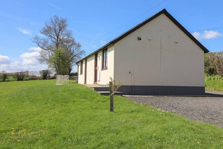 SUNNY COTTAGE, family friendly, character holiday cottage in Brecon