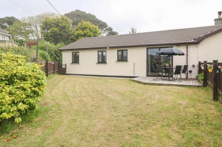 1 THE BRAMBLES, pet friendly, with a garden in St Buryan