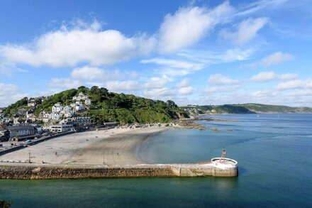 Fabulous sea front apartment for 6 with parking