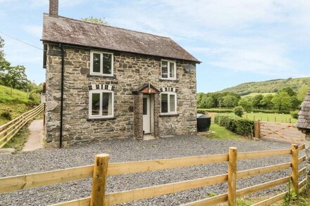 ISFRYN, pet friendly, character holiday cottage in Carno