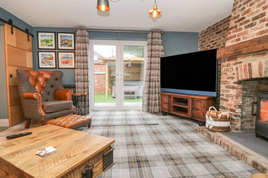 WELL COTTAGE, family friendly, with hot tub in Leven Near Beverley